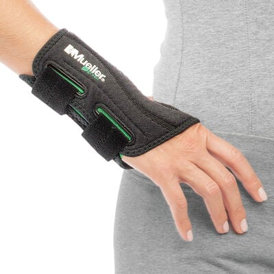 Mueller Right Hand Fitted Wrist Brace