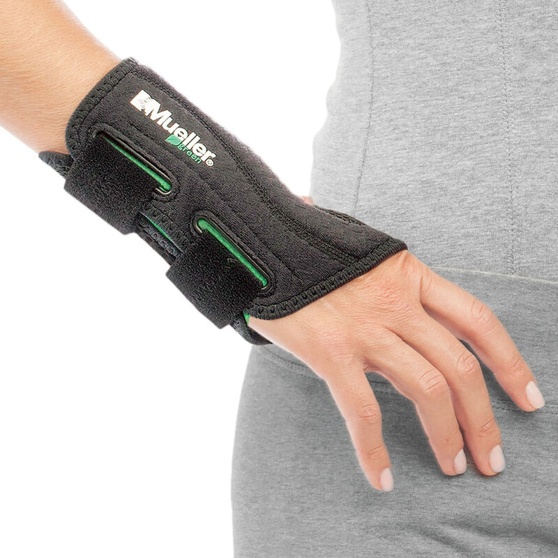 Mueller Right Hand Fitted Wrist Brace image number 0