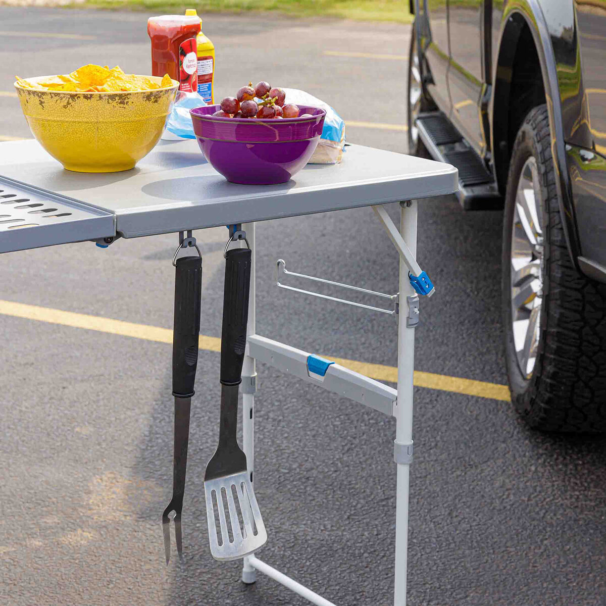 Tailgating table hot sale and chairs