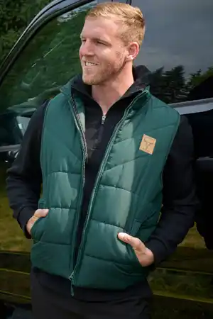 <div class="bison-label-jackets">
    Vests &amp; Jackets <span class="bison-arrow-jackets">›</span>
</div>

<style>
.bison-label-jackets {
    text-align: center;
    background: #302E2D;
    color: #ffffff;
    font-weight: 700;
    font-size: 16px;
    padding: 12px 14px;
    margin-top: 0;
    cursor: pointer;
    border-bottom: 4px solid #9F5030;
    transition: all .2s ease;
}

.bison-label-jackets:hover {
    filter: brightness(90%);
}

.bison-arrow-jackets {
    display: inline-block;
    margin-left: 7px;
    font-size: 20px;
    line-height: 1;
    transition: transform .2s ease;
}

.bison-label-jackets:hover .bison-arrow-jackets {
    transform: translateX(4px);
}
</style>