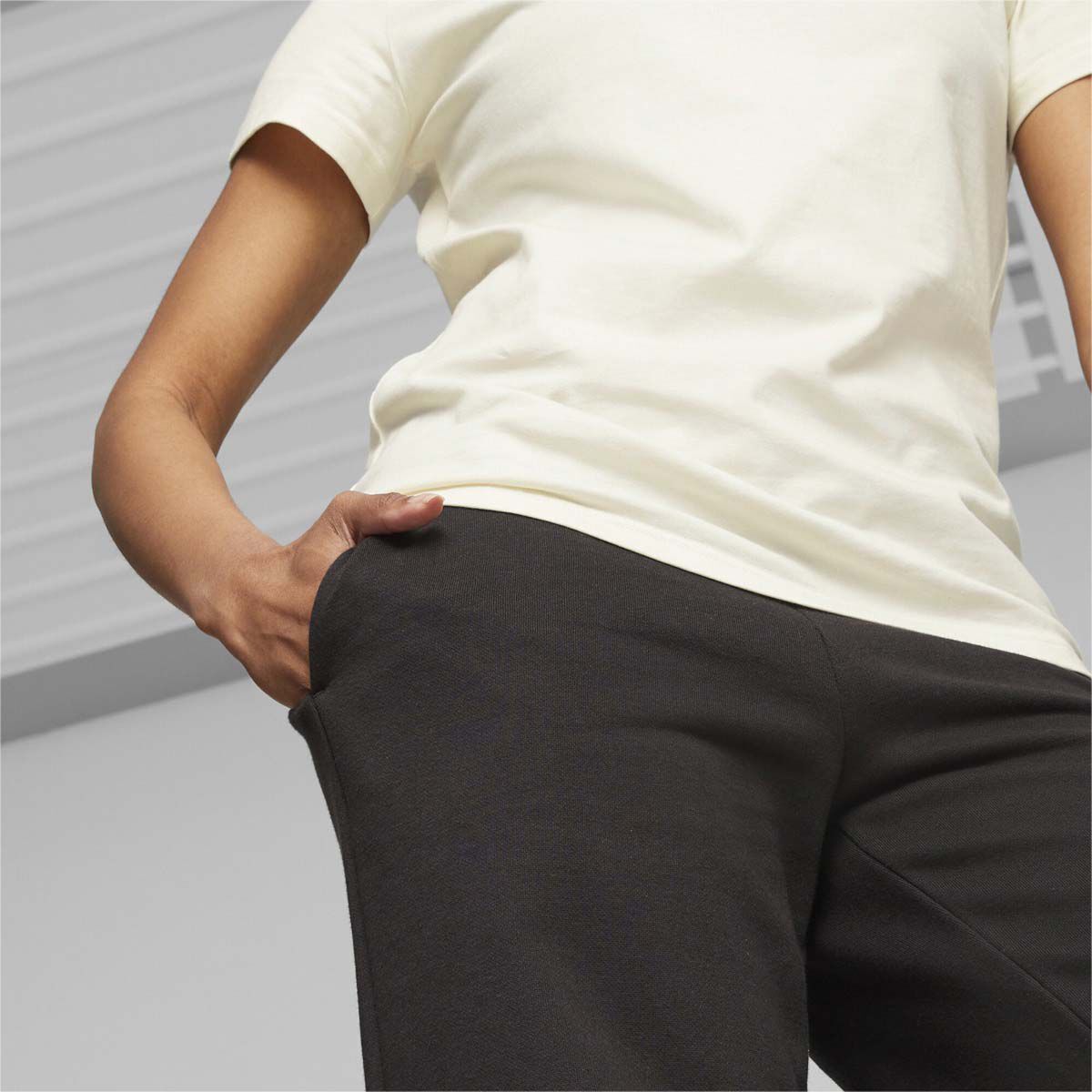 Puma Women's ESS+ Straight Leg Small Logo Pants Fleece Athletic Apparel