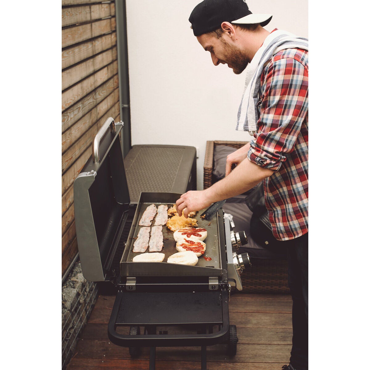 Razor 2-Burner Portable LP Gas Griddle with Lid and Folding Cart