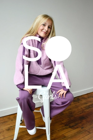 <div class="sola-girls-bar">
    Sola Girls <span>›</span>
</div>

<style>
.sola-girls-bar {
    text-align: center;
    background: #D9C3D3;
    color: #302E2D;
    font-weight: 700;
    font-size: 16px;
    padding: 12px 14px;
    margin-top: 0;
    cursor: pointer;
    border-bottom: 4px solid #A98EAA;
    transition: all .2s ease;
}

.sola-girls-bar:hover {
    filter: brightness(90%);
}

.sola-girls-bar span {
    display: inline-block;
    margin-left: 7px;
    font-size: 20px;
    line-height: 1;
    transition: transform .2s ease;
}

.sola-girls-bar:hover span {
    transform: translateX(4px);
}
</style>